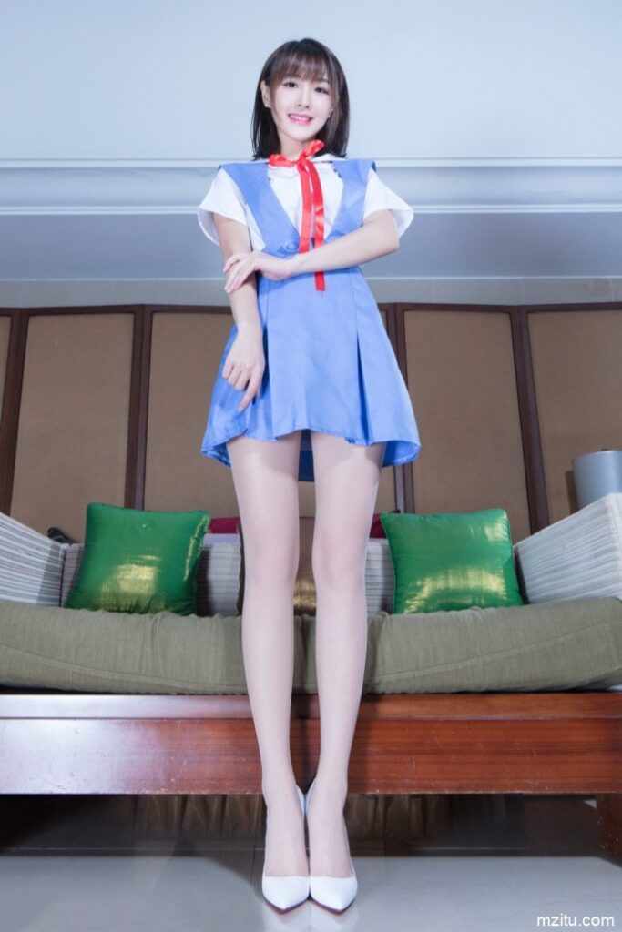 台湾妹子好甜美，一双大白腿让人移不开眼！-博拾图库