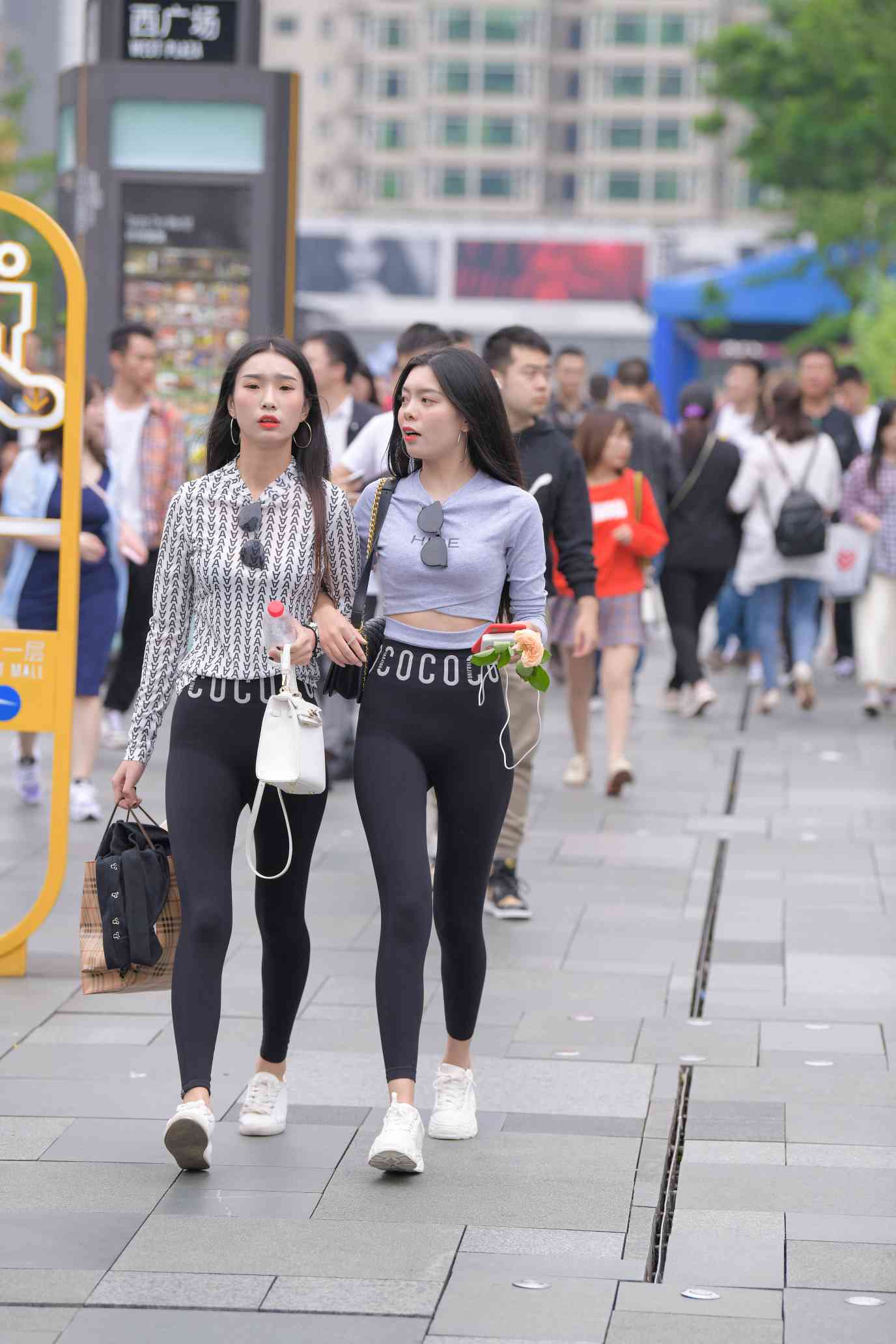 图片[1]-【免费】逛街的两个瑜伽裤姑娘【40P】04030-博拾图库
