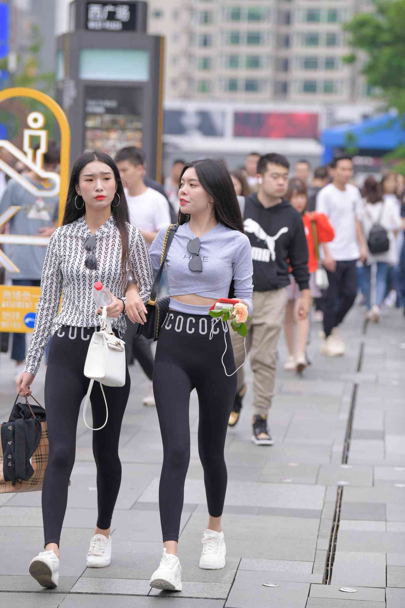图片[2]-【免费】逛街的两个瑜伽裤姑娘【40P】04030-博拾图库