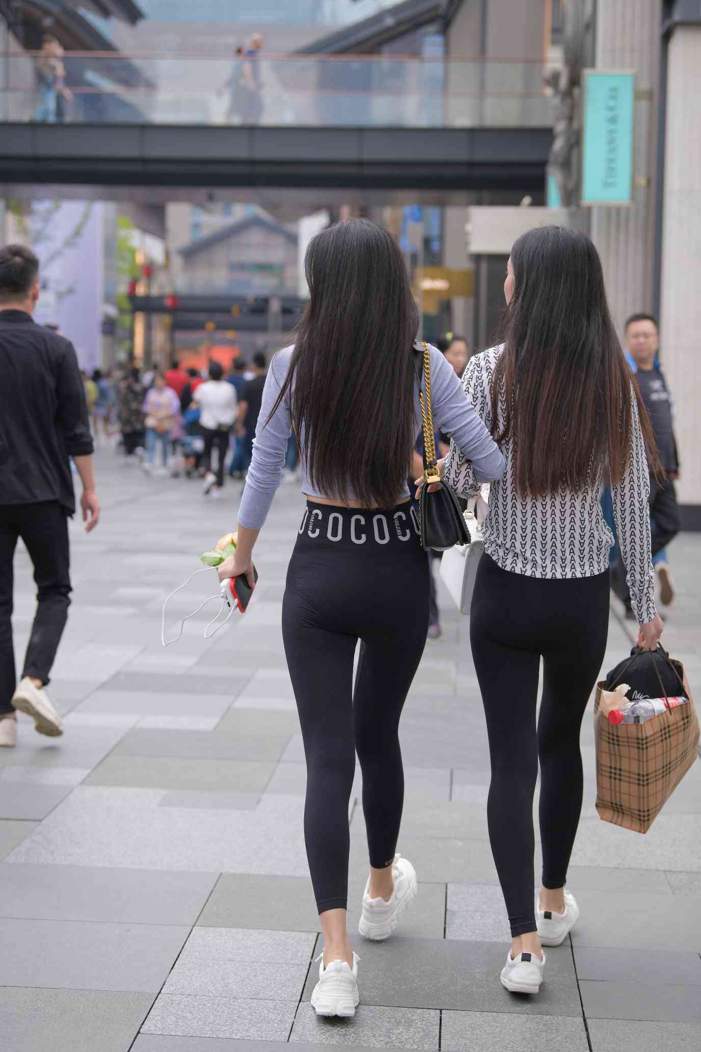 图片[3]-【免费】逛街的两个瑜伽裤姑娘【40P】04030-博拾图库