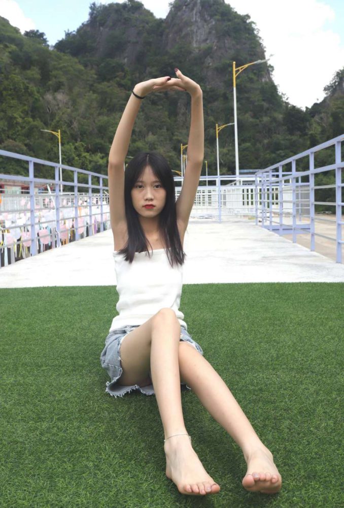 坐在草地上的长发女孩【172P】20012-博拾图库