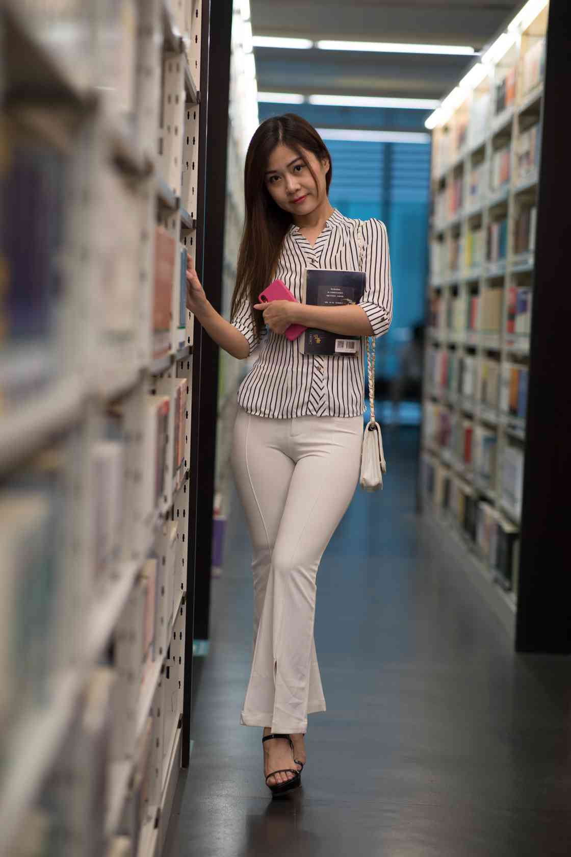 图片[5]-逛书店的白色紧身裤女孩【450P】04040-博拾图库