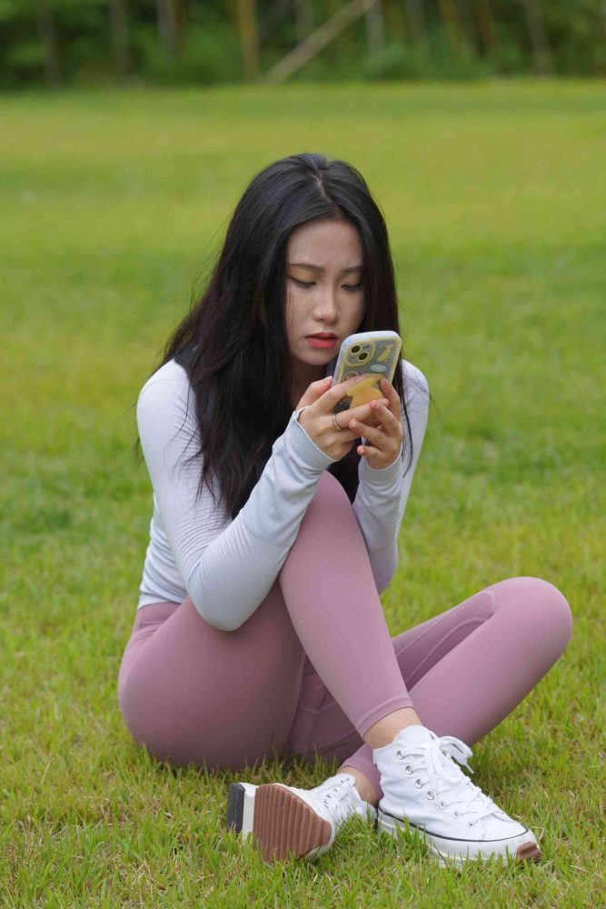 坐在草地玩手机的瑜伽姑娘【733P】04012-博拾图库