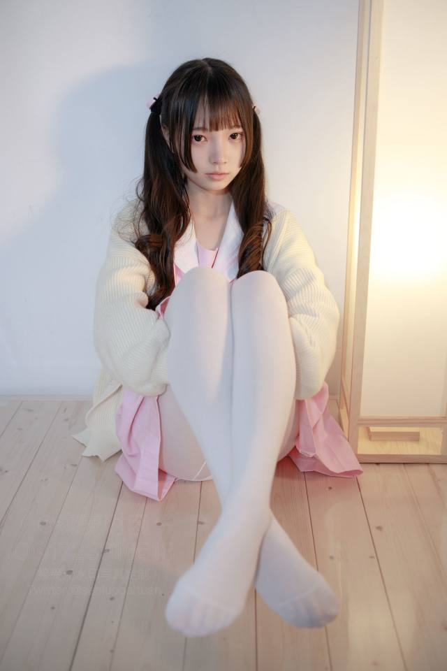 好像有什么心事的白丝双马尾女孩【59P】20022-博拾图库
