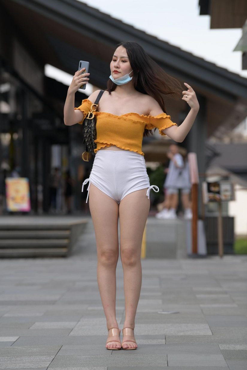 图片[1]-高腰白色短裤的漂亮女孩【767P】00065-博拾图库