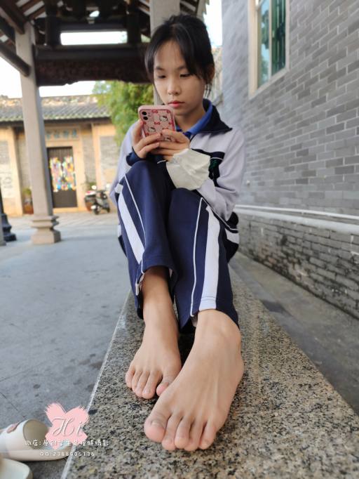 【免费】专心致志玩手机的女孩【42P】20028-博拾图库