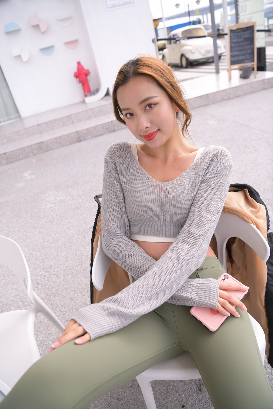 图片[2]-非常可爱的瑜伽裤女孩坐在凳子上 J1520 998P1V-26.5GB-博拾图库
