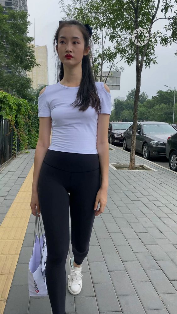 黑色瑜伽裤逛街的女孩J4000 MP4-7.76GB-博拾图库