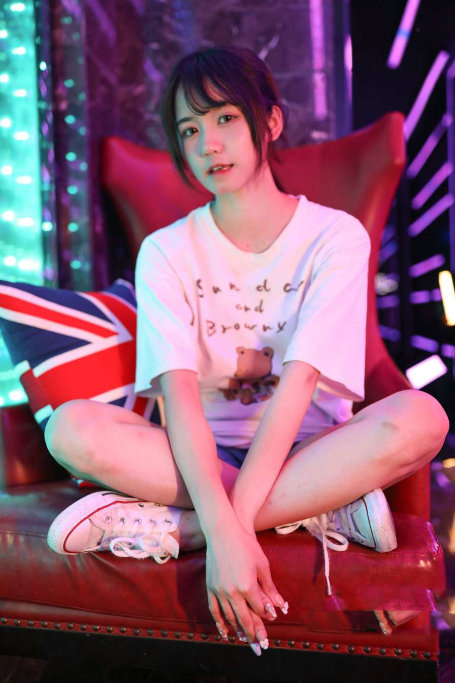 图片[2]-KTV里唱歌的长腿帆布鞋女孩【102P】20015-博拾图库