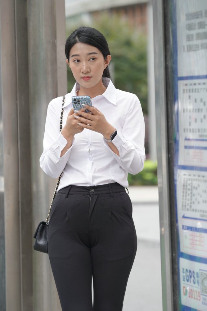 图片[3]-等公交的制服女人J2130 976P2V-29.5GB-博拾图库