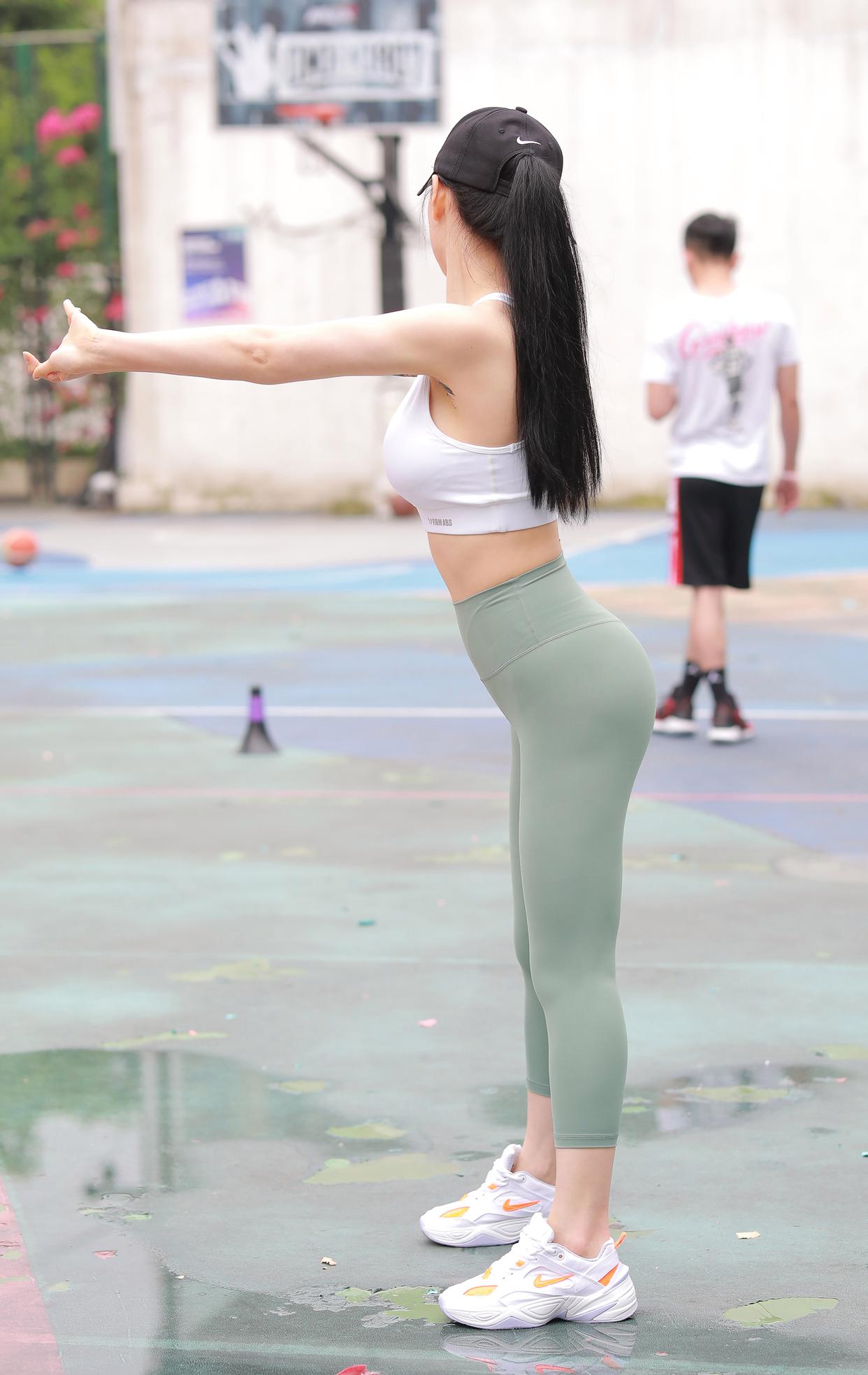 图片[1]-打扮很休闲的瑜伽裤女孩 J1600 415P3V-10.4GB-博拾图库