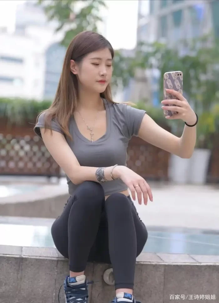 图片[2]-有小虎牙非常甜美的瑜伽裤女孩-博拾图库