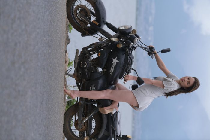 阴雨天在海边骑车的长发女人【156P】00044-博拾图库