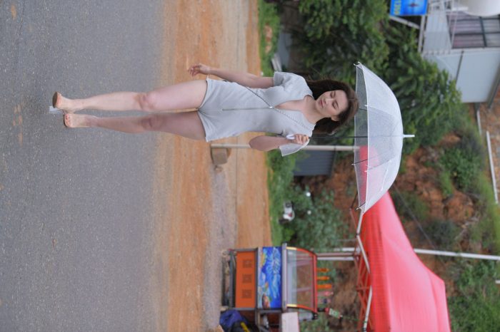 阴雨天在海边骑车的长发女人【156P】00044-博拾图库