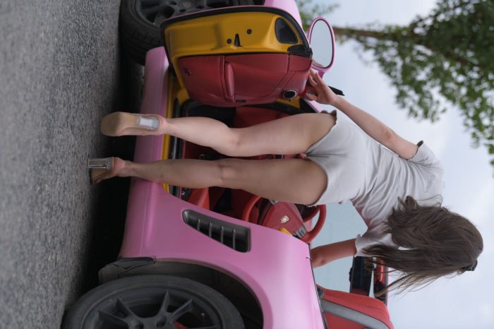 在海边开跑车的连衣短裤女孩【390P】00030-博拾图库