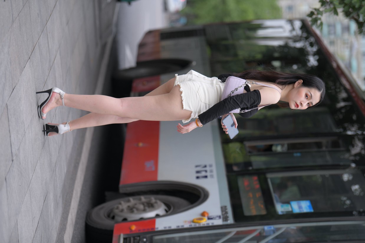 图片[3]-长发飘飘的白色热裤美丽女孩【49P】00029-博拾图库
