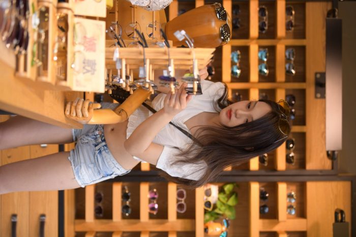 头戴花环的南方姑娘身穿紧身牛仔短裤【161P】00028-博拾图库