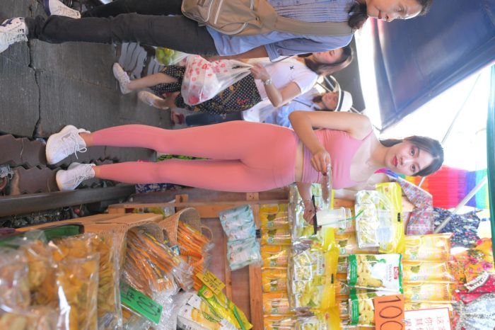 粉色的甜美瑜伽裤女孩在逛街【372P】00057-博拾图库