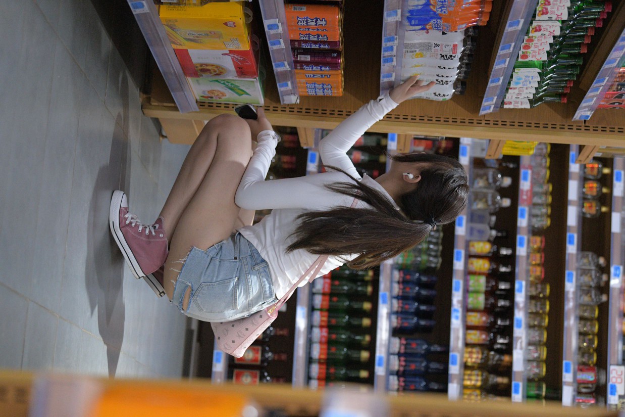 图片[5]-紧身牛仔短裤骑自行车的漂亮女孩【588P】00053-博拾图库