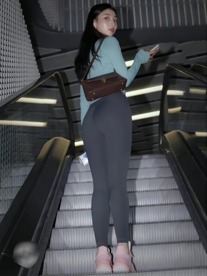 晚上逛商场的瑜伽裤漂亮女孩J2244 225P2V-15.1GB-博拾图库