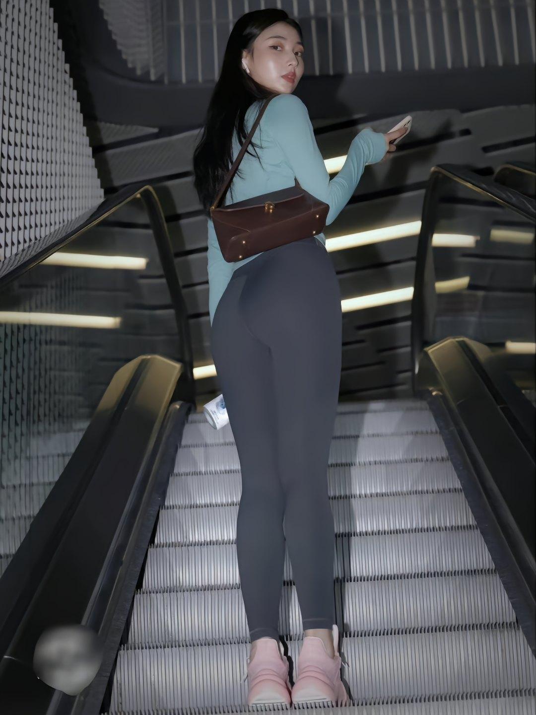 图片[1]-晚上逛商场的瑜伽裤漂亮女孩J2244 225P2V-15.1GB-博拾图库
