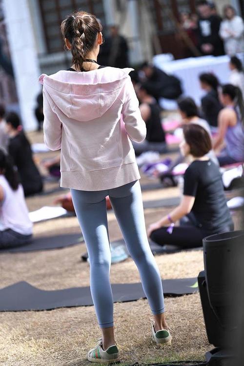 图片[2]-在广场看热闹的瑜伽裤女人-博拾图库