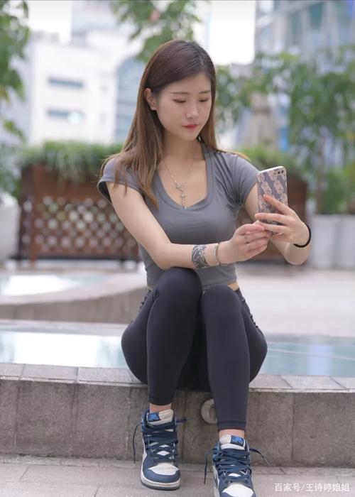 有小虎牙非常甜美的瑜伽裤女孩-博拾图库