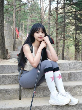 图片[1]-爱爬山的瑜伽裤MM，太甜美了！~-博拾图库
