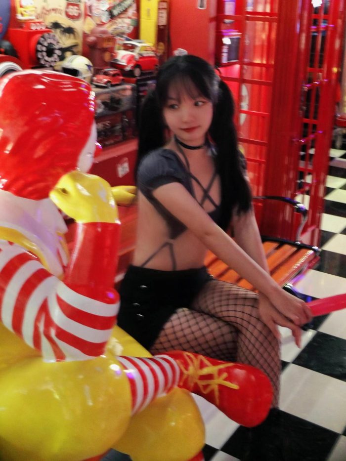 网格丝袜的清纯双马尾小姑娘-博拾图库