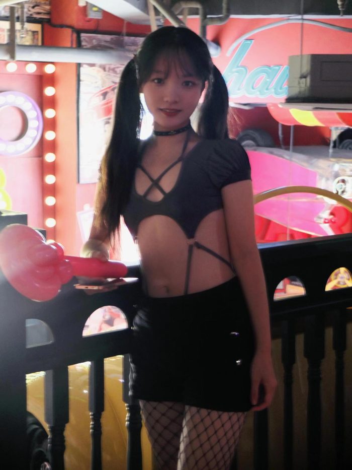 网格丝袜的清纯双马尾小姑娘-博拾图库