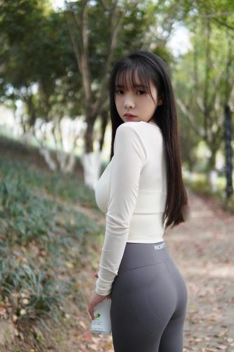 图片[9]-穿瑜伽裤爬山的长发少女-博拾图库