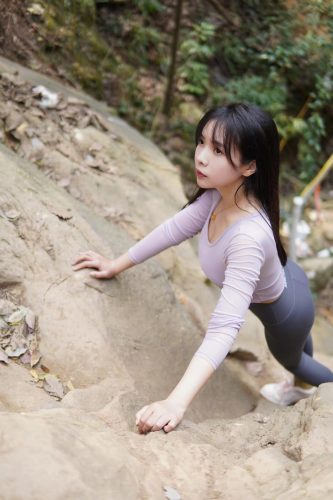 图片[8]-穿瑜伽裤爬山的长发少女-博拾图库