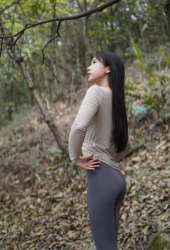 图片[5]-穿瑜伽裤爬山的长发少女-博拾图库