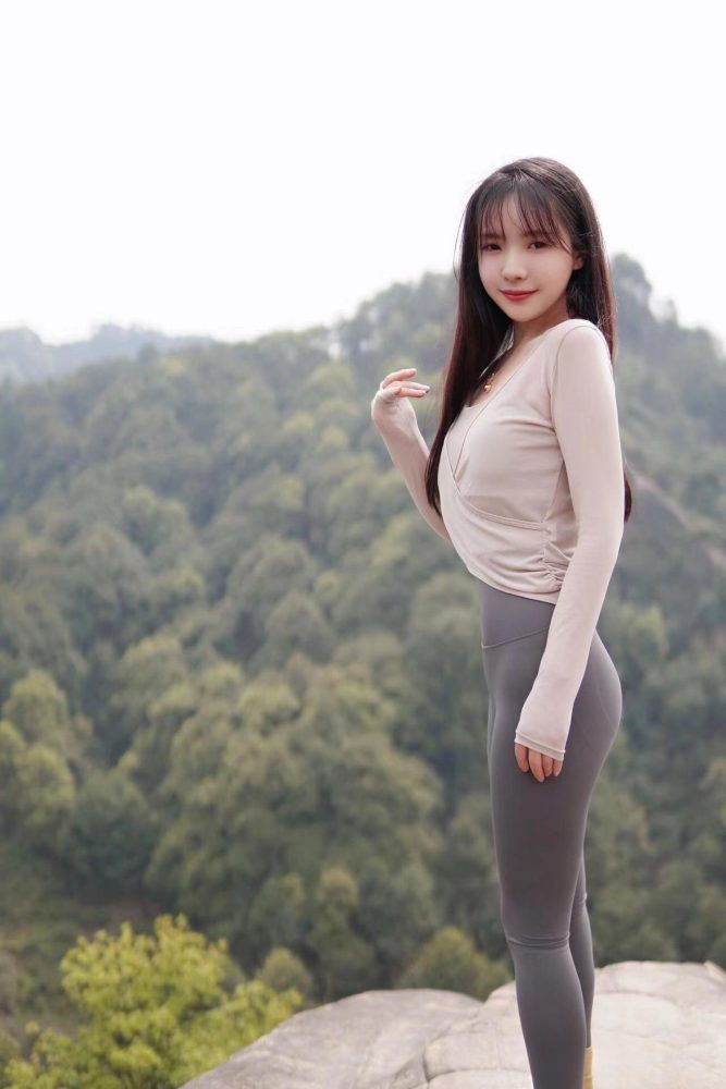 穿瑜伽裤爬山的长发少女-博拾图库