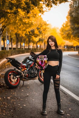 图片[1]-骑摩托车的瑜伽裤美女身材太好了！-博拾图库